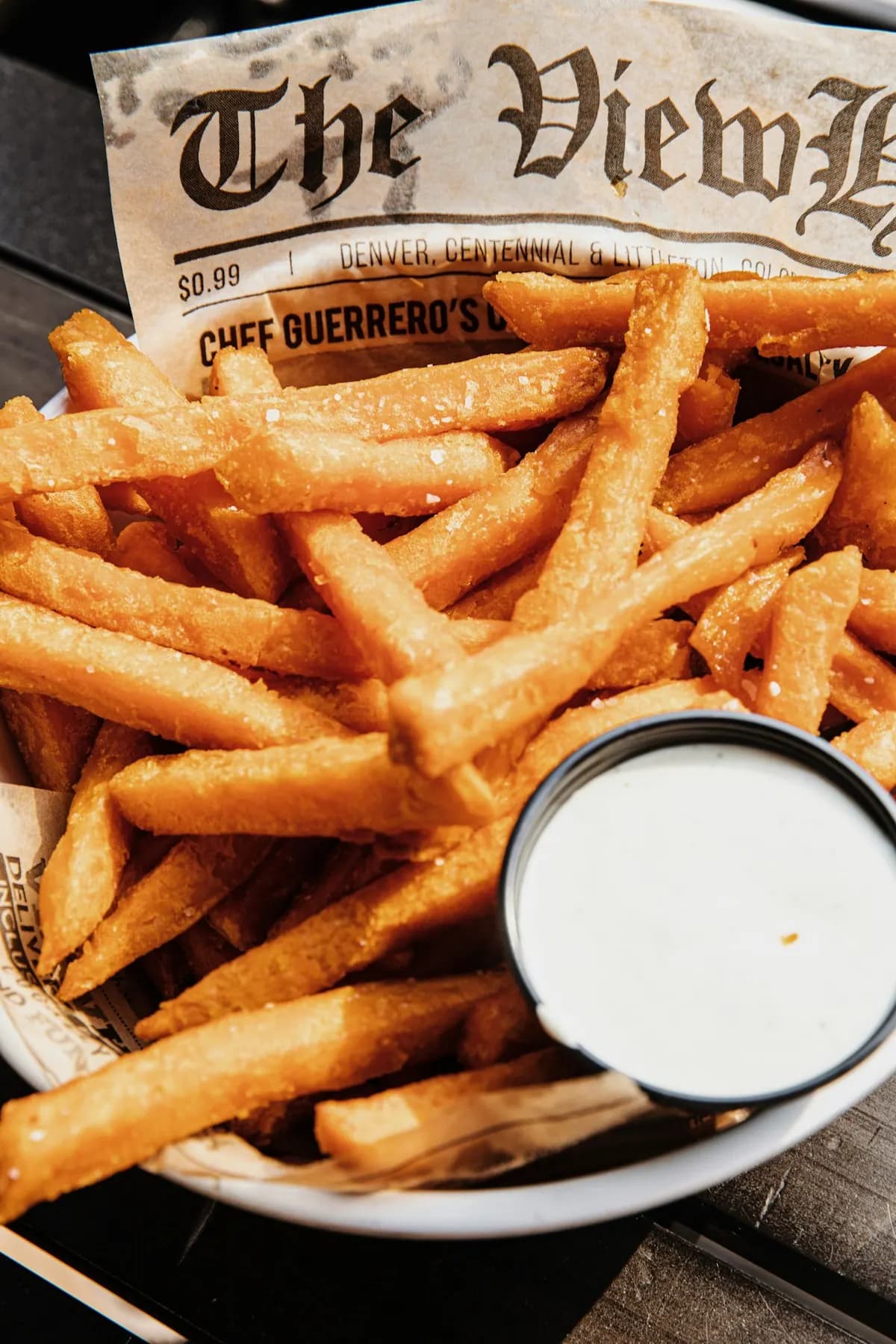 Frites dorées avec sauce blanche