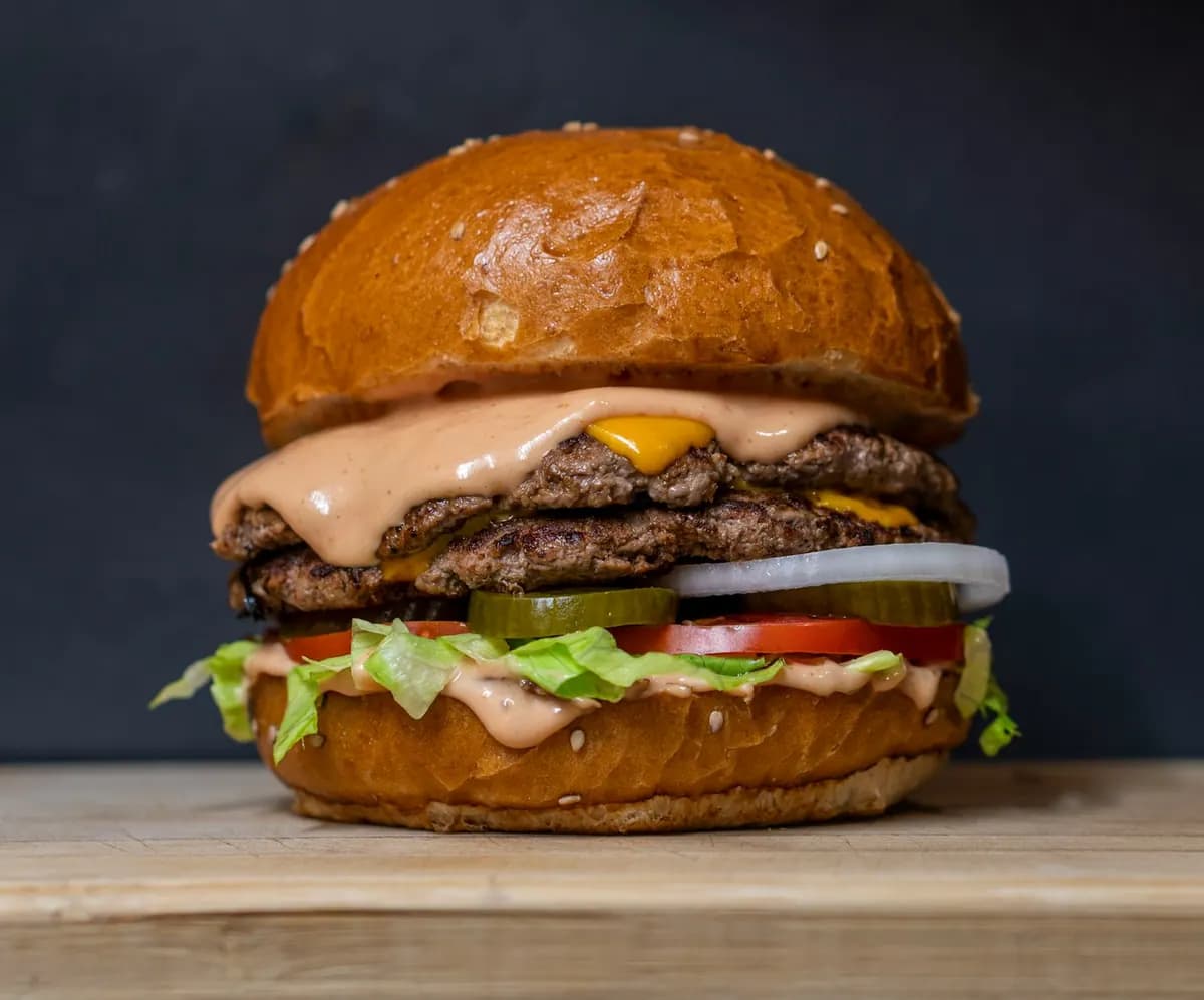 Burger au steak garni sur une planche