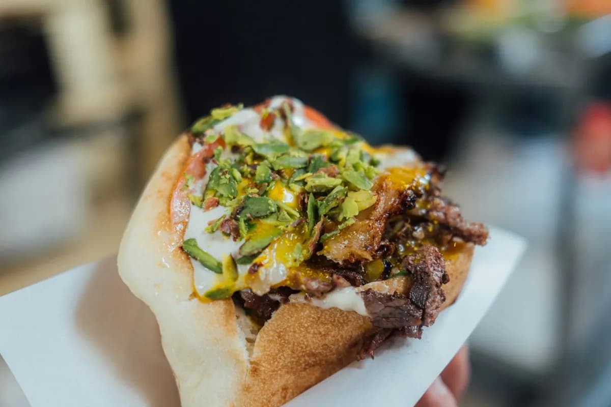 Kebab en pain pita garni de viande et de crudités