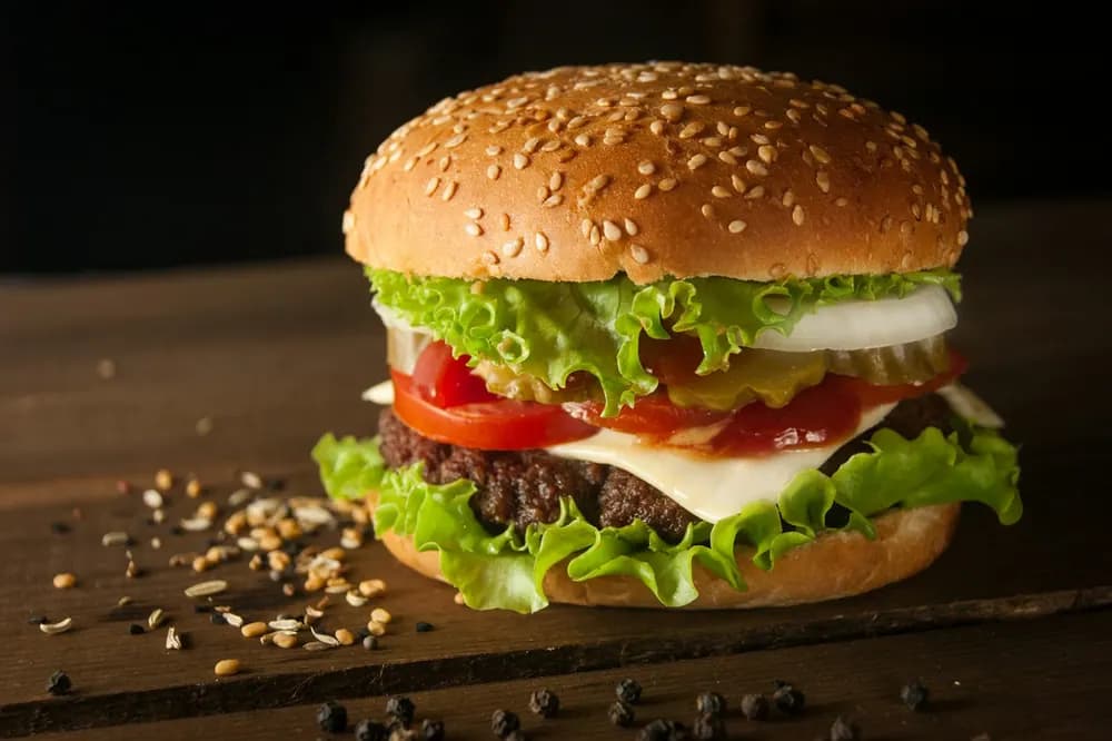 Burger maison steak — burger au steak, cheddar, salade et tomate