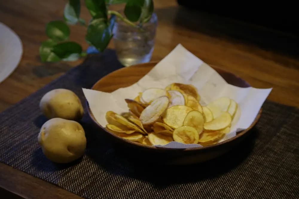 Chips maison — petite — chips de pommes de terre dans un bol