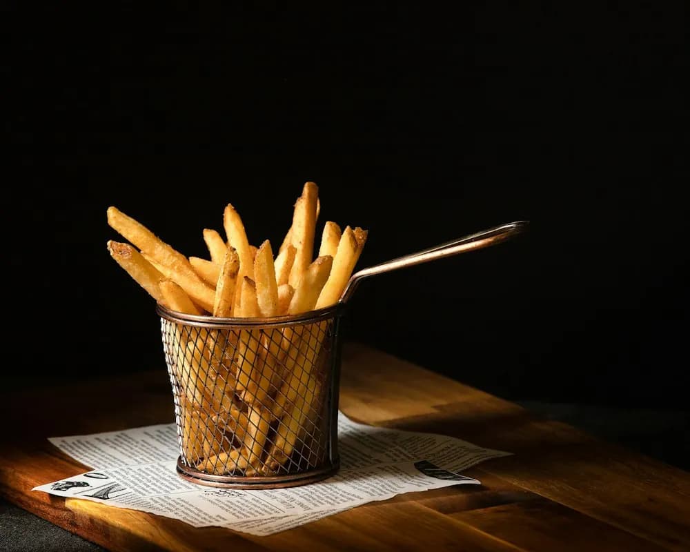 Frites maison — grande — grande portion de frites dans un panier
