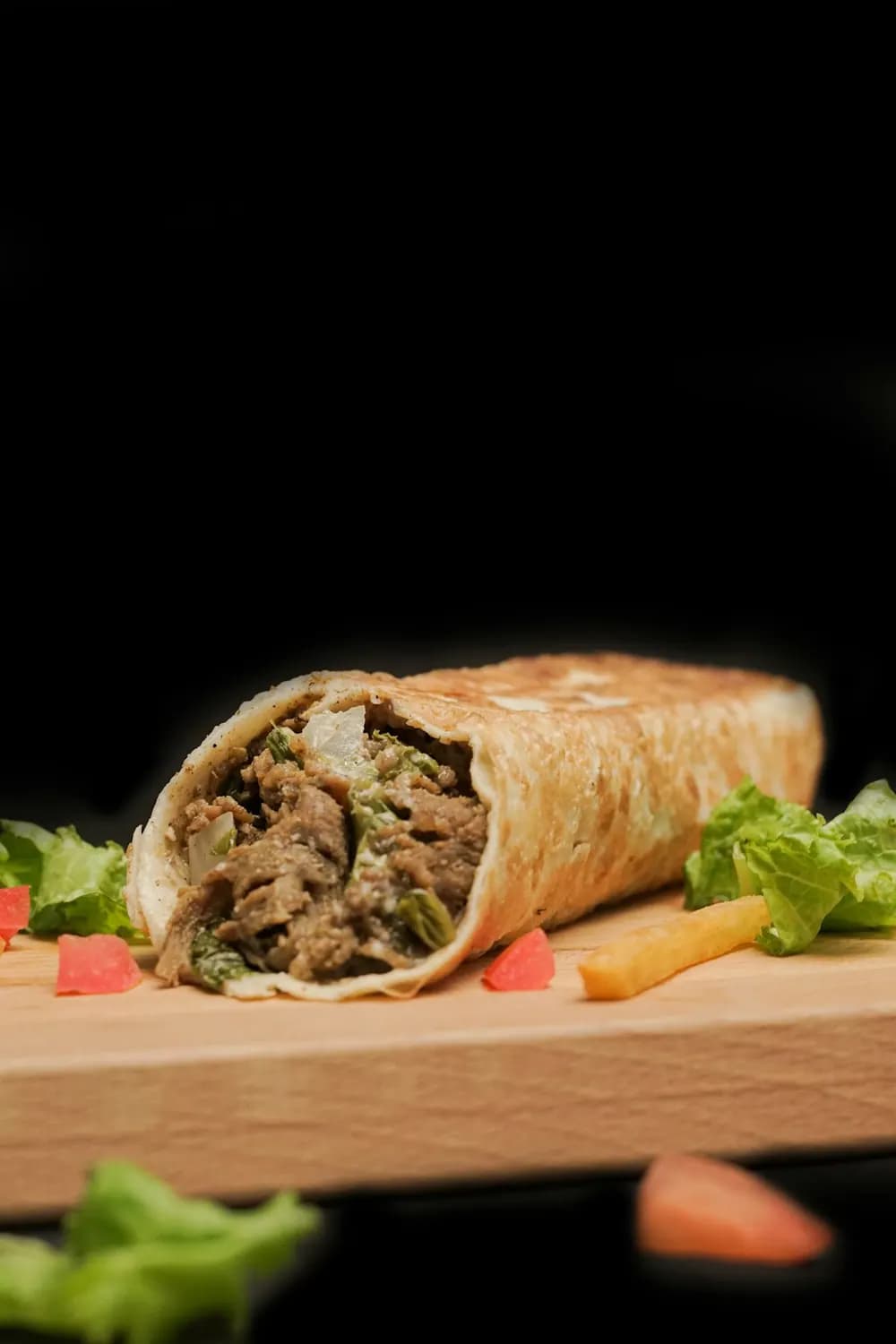 Galette complète — galette roulée garnie de viande sur une planche