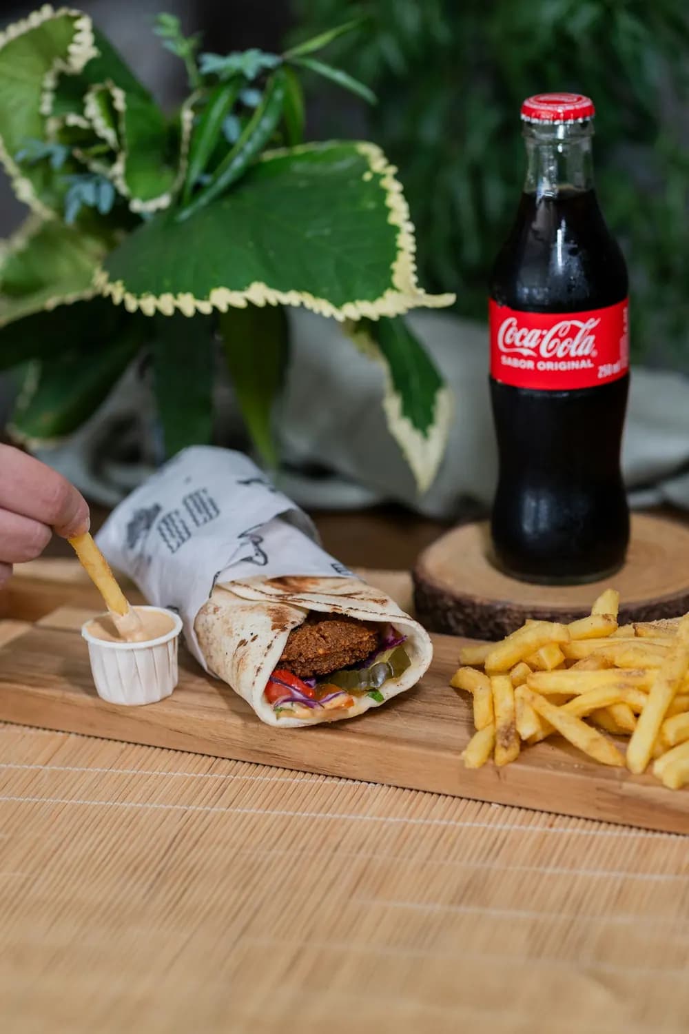 Galette roulée avec frites et bouteille de Coca-Cola