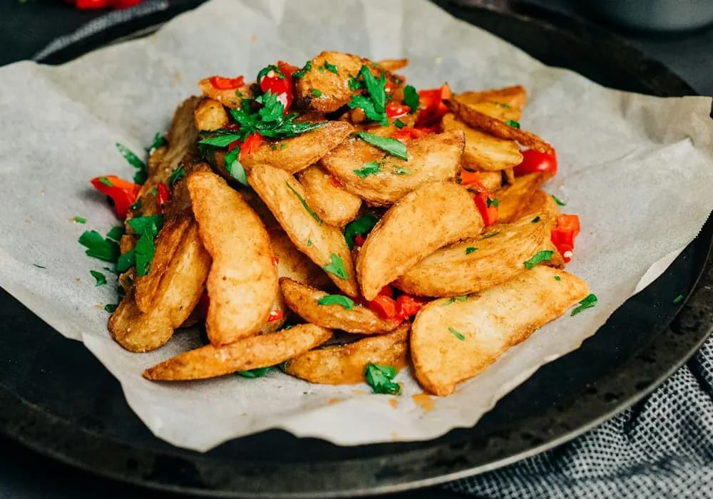 Patatas — grande — grande portion de pommes de terre en quartiers épicées