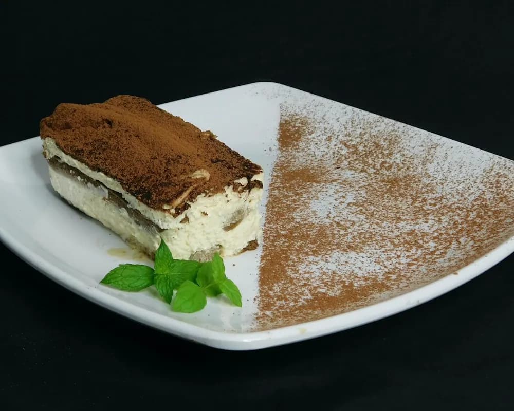 Tiramisu — part de tiramisu saupoudrée de cacao