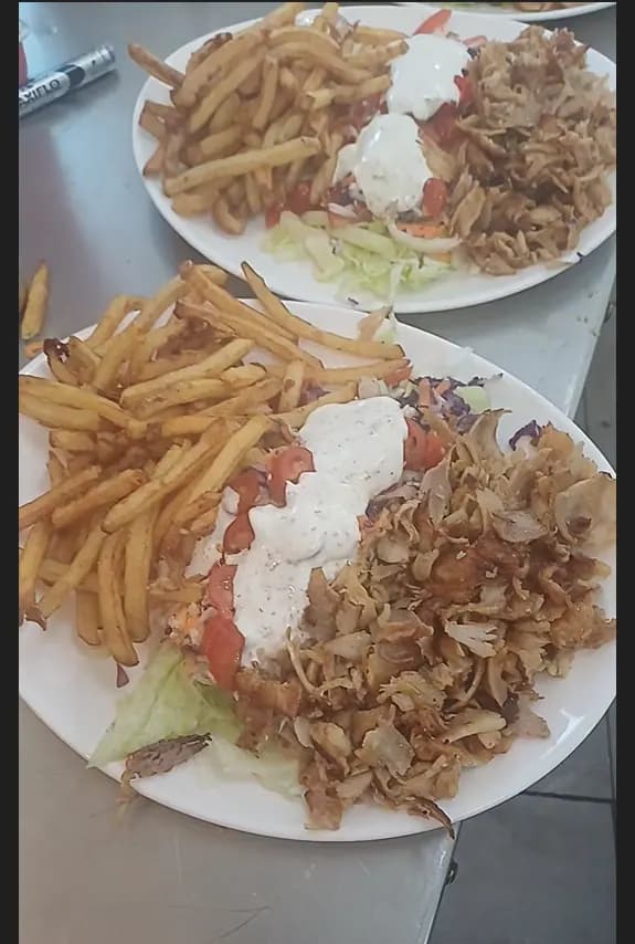Assiette kebab — assiettes kebab, frites et sauce blanche préparées dans la cuisine de kebab mamedov